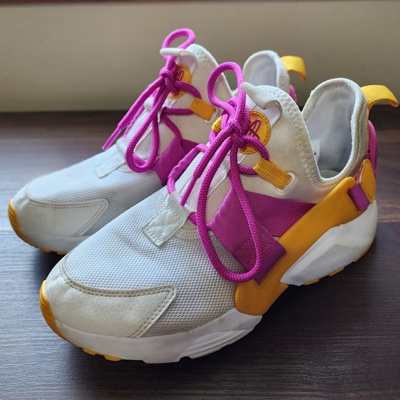 Nike Air Huarache Sneakers gently used - Picture 1 of 10